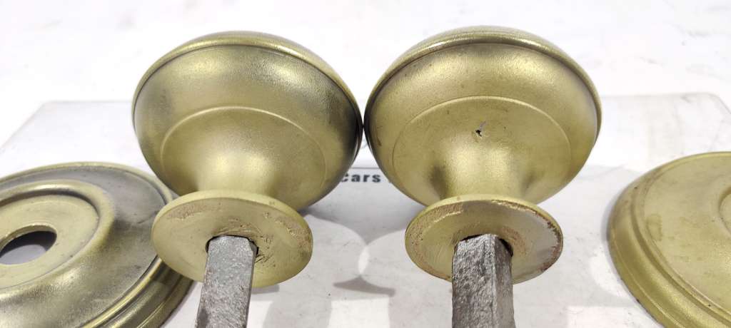 PAIR OF VINTAGE ANTIQUE BRASS DOOR KNOBS (FH491)