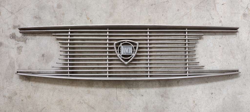 GRILLE DE RADIATEUR AVANT D'ORIGINE À CONTRÔLER LANCIA FULVIA BERLINA 2ème SÉRIE (FH864)