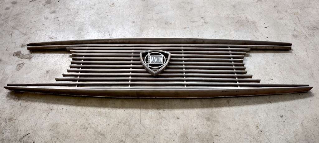 GRILLE DE RADIATEUR AVANT D'ORIGINE À CONTRÔLER LANCIA FULVIA BERLINA 2ème SÉRIE (FH864)